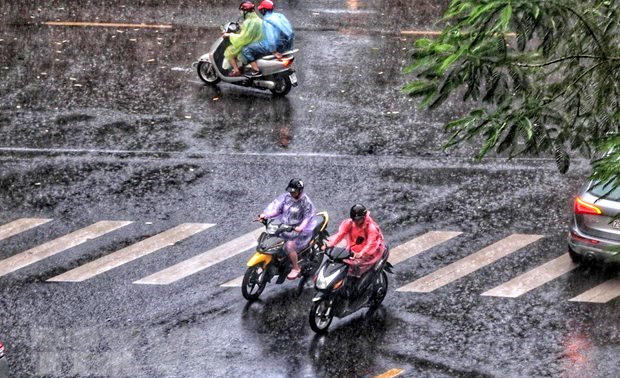 Thời tiết hôm nay ở Hà Nội: Ngày nắng nóng, chiều tối và đêm có mưa dông - Ảnh 1