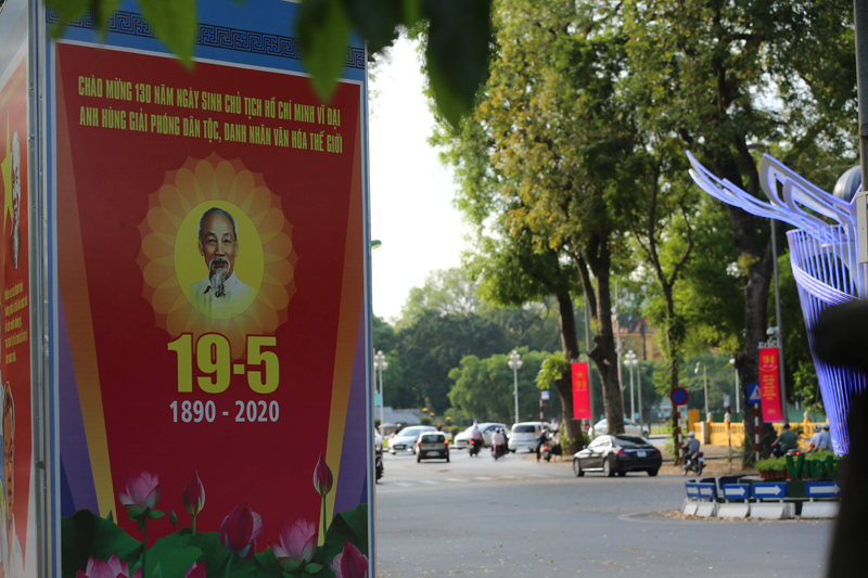 Hà Nội rực rỡ cờ hoa kỷ niệm 130 năm ngày sinh Bác Hồ - Ảnh 10