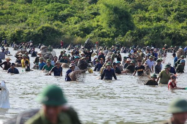 Hà Tĩnh: Khai hội đánh cá Đồng Hoa - Ảnh 2