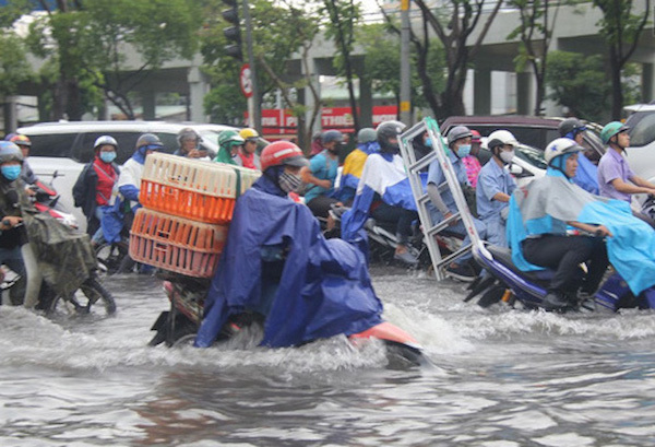 TP Hồ Chí Minh: Mưa xối xả, nhiều tuyến đường ngập trong biển nước - Ảnh 7