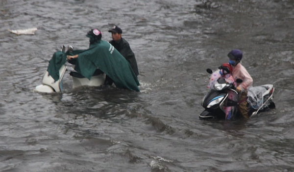 TP Hồ Chí Minh: Mưa xối xả, nhiều tuyến đường ngập trong biển nước - Ảnh 5