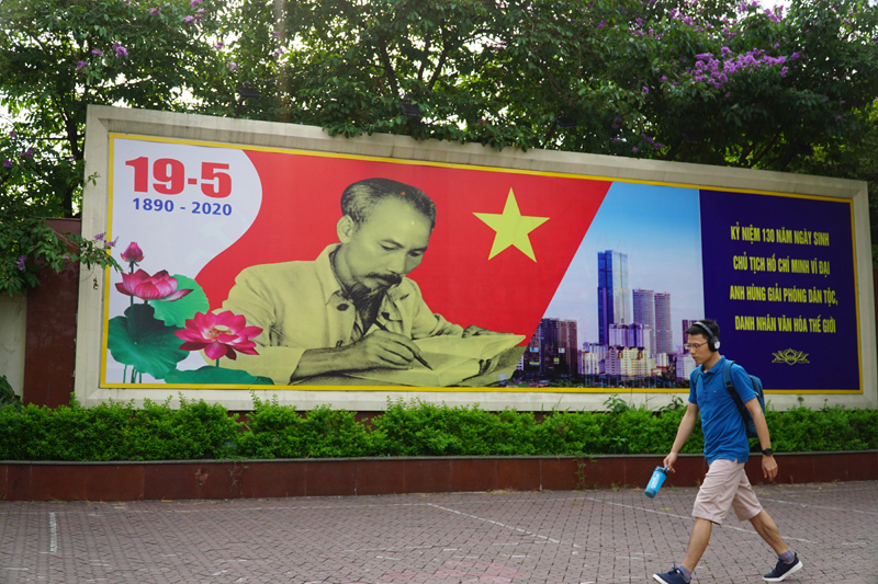 Hà Nội rực rỡ cờ hoa kỷ niệm 130 năm ngày sinh Bác Hồ - Ảnh 9
