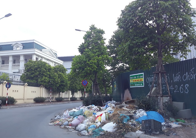 Vỉa hè trên đường Nguyễn Quốc Trị ngập rác - Ảnh 1