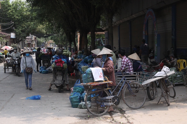 Huyện Mê Linh: Tiểu thương chợ rau củ lơi là quy định giãn cách xã hội - Ảnh 1