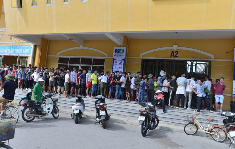 Người hâm mộ xếp hàng dưới nắng nóng mua vé trận Nam Định gặp HAGL - Ảnh 7