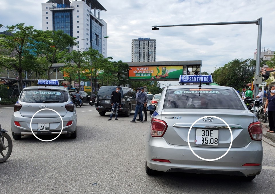 Hàng chục taxi che biển, sửa biển số náo loạn khu vực cổng Bệnh viện Bạch Mai - Ảnh 1