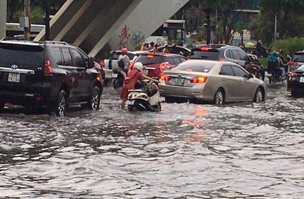 TP Hồ Chí Minh: Mưa xối xả, nhiều tuyến đường ngập trong biển nước - Ảnh 1