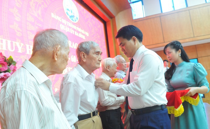 Chủ tịch Nguyễn Đức Chung trao tặng Huy hiệu Đảng tại quận Ba Đình - Ảnh 3