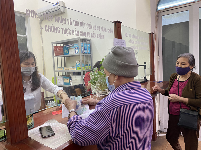 Trao tiền hỗ trợ Covid-19 đến tận tay người dân quận Ba Đình, Hà Nội - Ảnh 1