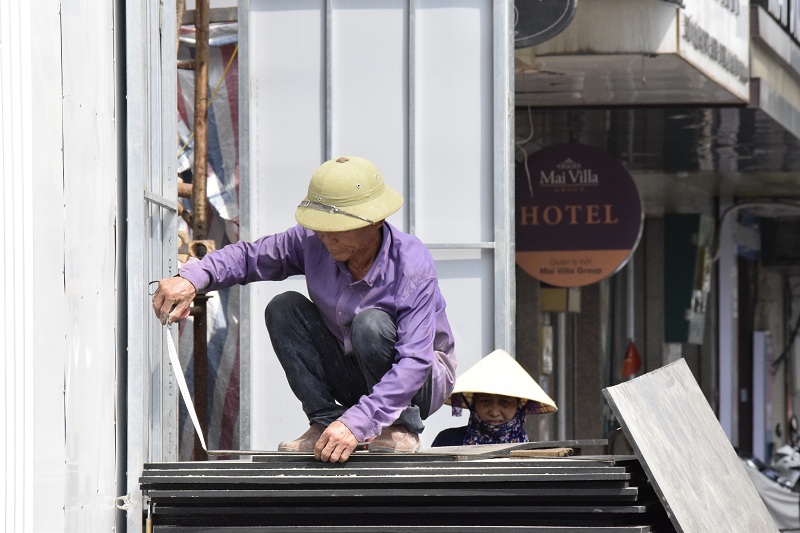 Hà Nội: Người lao động "nhọc nhằn" dưới nắng nóng gay gắt - Ảnh 6