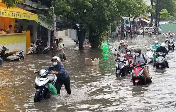TP Hồ Chí Minh: Mưa xối xả, nhiều tuyến đường ngập trong biển nước - Ảnh 3