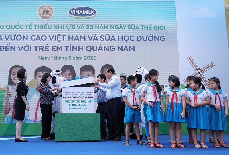 34.000 trẻ em Quảng Nam đón nhận niềm vui uống sữa từ Vinamilk trong ngày 1/6 - Ảnh 1