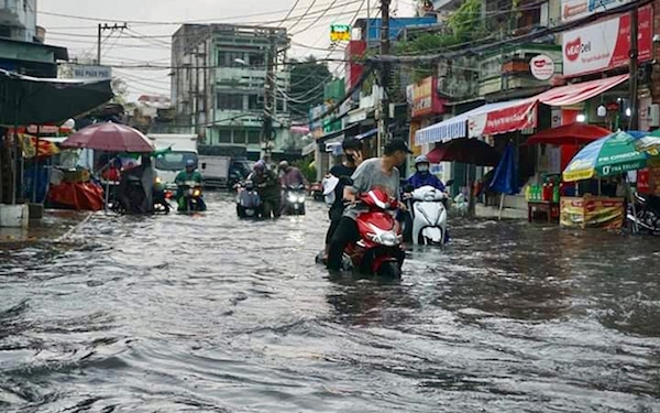 TP Hồ Chí Minh: Mưa lớn, hàng loạt tuyến đường ngập sâu trong nước - Ảnh 1
