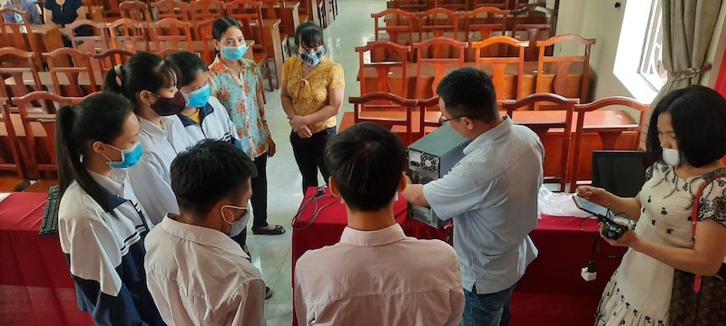 Hà Nội tiếp tục hỗ trợ giáo viên, học sinh có hoàn cảnh khó khăn trong dịch Covid-19 - Ảnh 1