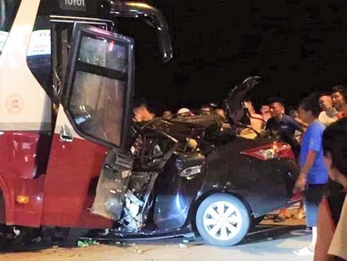 Tai nạn ở Sầm Sơn: Ô tô con bẹp dúm, tài xế tử vong sau cú đấu đầu xe khách - Ảnh 1