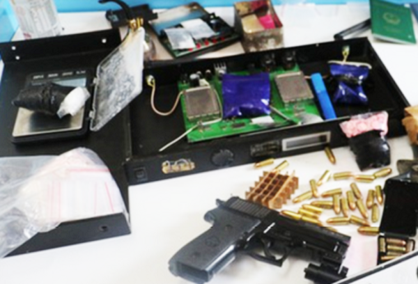 Nghệ An: Bắt kẻ thủ sẵn súng khi vận chuyển 6.000 viên ma túy - Ảnh 2