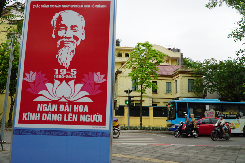 Hà Nội rực rỡ cờ hoa kỷ niệm 130 năm ngày sinh Bác Hồ - Ảnh 8