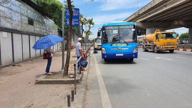 Người đi bộ trên vỉa hè đường Pháp Vân lưu thông tốt - Ảnh 1