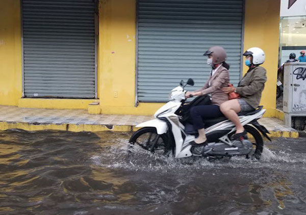 TP Hồ Chí Minh: Mưa xối xả, nhiều tuyến đường ngập trong biển nước - Ảnh 4