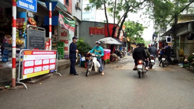 Tại phường Đại Mỗ, quận Nam Từ Liêm: Chợ họp tràn ra đường trong thời điểm cách ly xã hội - Ảnh 4