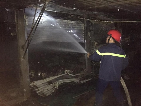 Cháy chợ ở Nghệ An: Cháy chợ trong đêm ở Quỳnh Lưu, nhiều ki ốt bị thiêu rụi