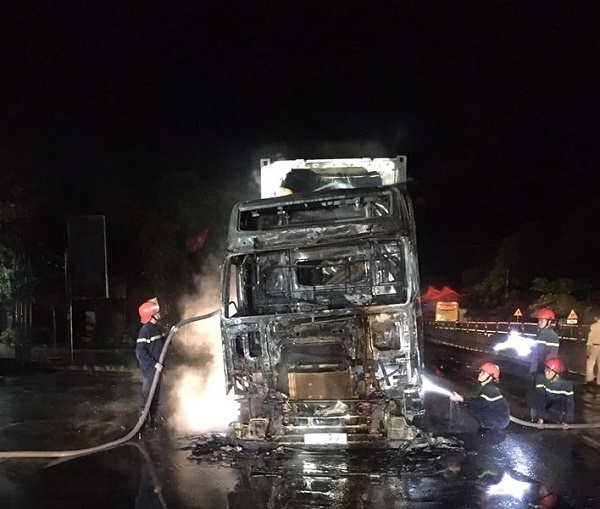 Nghệ An: Xe đầu kéo bốc cháy dữ dội trên quốc lộ 1A - Ảnh 2