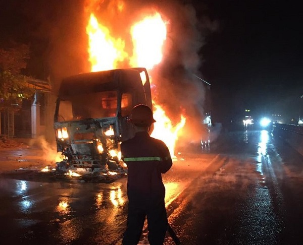 Nghệ An: Xe đầu kéo bốc cháy dữ dội trên quốc lộ 1A - Ảnh 1