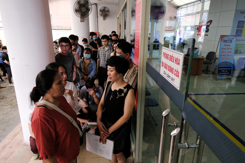 Hà Nội: Hàng trăm người xếp hàng từ sáng sớm làm thủ tục hưởng trợ cấp thất nghiệp - Ảnh 2