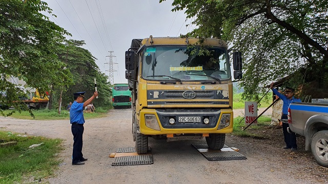 “Tóm gọn” xe quá tải 100% trong giờ cao điểm, phạt gần 100 triệu đồng - Ảnh 1