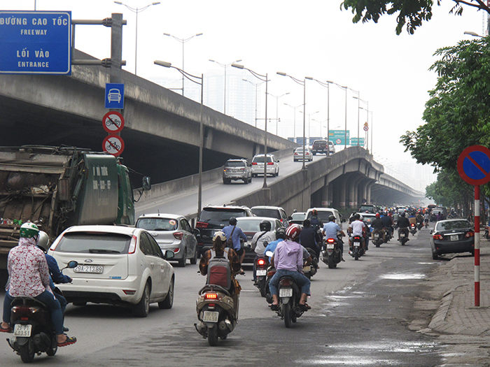 [Ảnh] Đường phố Hà Nội đông đúc trong ngày đầu tuần - Ảnh 4