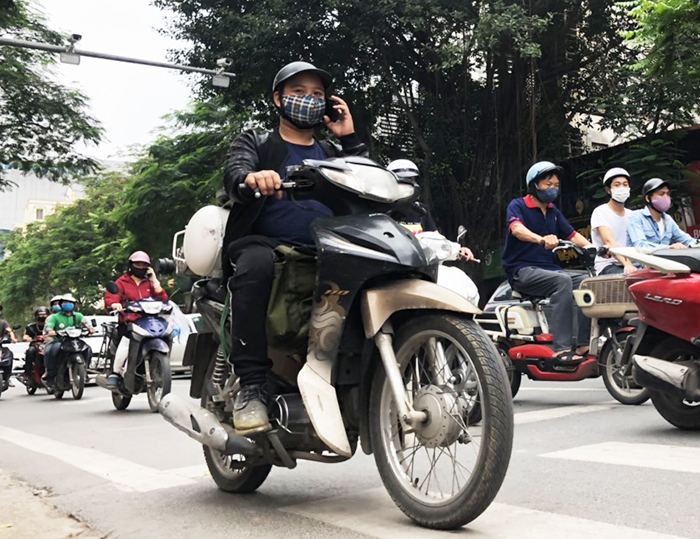 [Ảnh] Đường phố Hà Nội đông đúc trong ngày đầu tuần - Ảnh 8