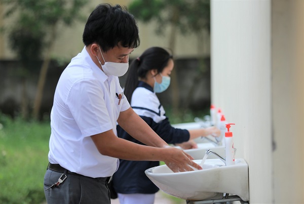 Nghệ An - Hà Tĩnh: Thực hiện nghiêm công tác phòng chống dịch cho học sinh đến trường - Ảnh 3