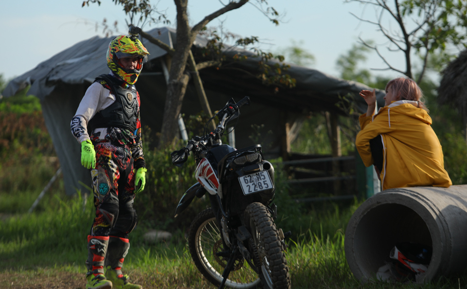 Các tay đua thỏa sức trình diễn với sân tập đua mô tô địa hình tại Hà Nội - Ảnh 1