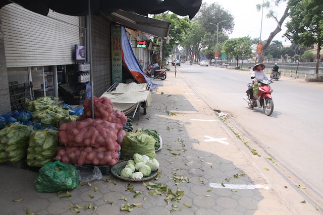 Huyện Mê Linh: Tiểu thương chợ rau củ lơi là quy định giãn cách xã hội - Ảnh 5