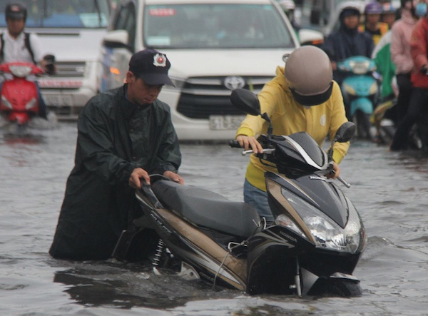TP Hồ Chí Minh: Mưa xối xả, nhiều tuyến đường ngập trong biển nước - Ảnh 6