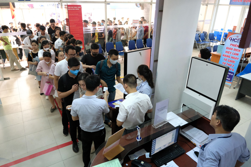 Hà Nội: Hàng trăm người xếp hàng từ sáng sớm làm thủ tục hưởng trợ cấp thất nghiệp - Ảnh 8
