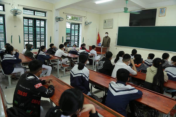 Nghệ An - Hà Tĩnh: Thực hiện nghiêm công tác phòng chống dịch cho học sinh đến trường - Ảnh 4
