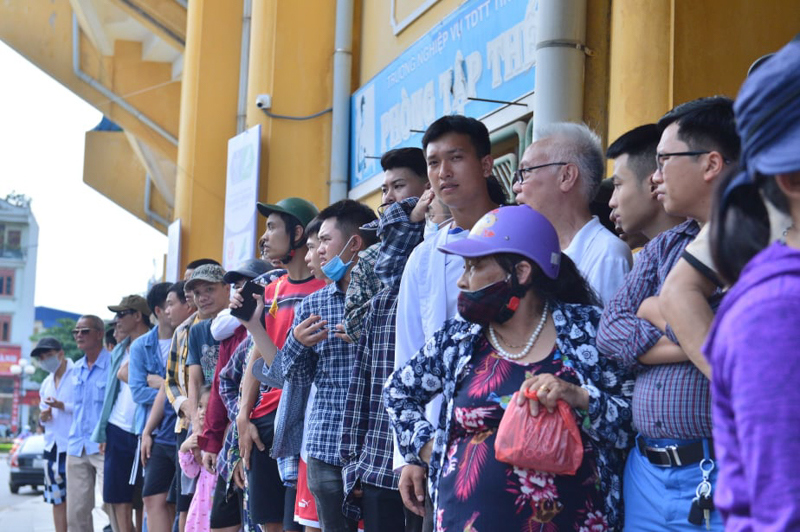Người hâm mộ xếp hàng dưới nắng nóng mua vé trận Nam Định gặp HAGL - Ảnh 11