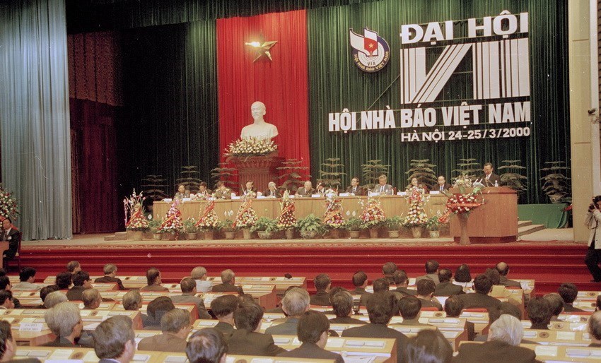 Hình ảnh chặng đường 70 năm thành lập Hội Nhà báo Việt Nam - Ảnh 10