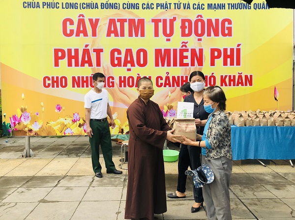 Tấm lòng thiện tâm từ “ATM gạo” tại huyện Thanh Trì - Ảnh 1