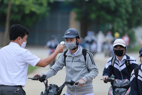 Nghệ An - Hà Tĩnh: Thực hiện nghiêm công tác phòng chống dịch cho học sinh đến trường - Ảnh 1