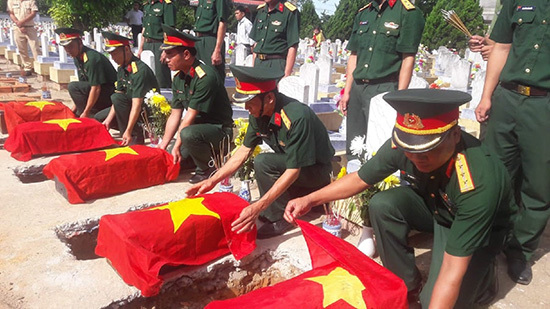 An táng 5 hài cốt liệt sĩ được tìm thấy tại huyện miền núi Quảng Trị - Ảnh 1