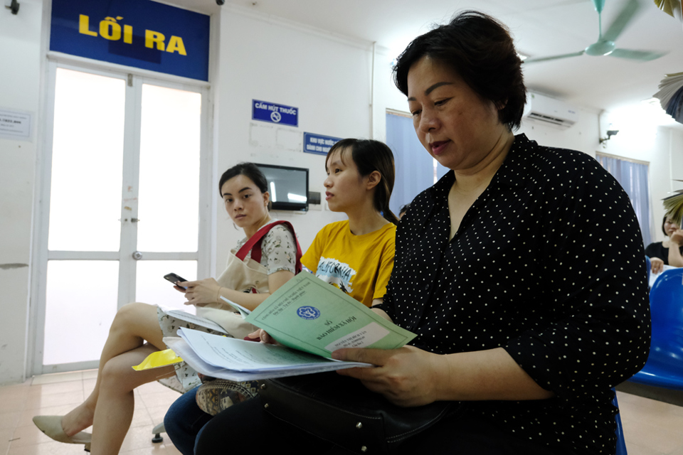 Hà Nội: Hàng trăm người xếp hàng từ sáng sớm làm thủ tục hưởng trợ cấp thất nghiệp - Ảnh 12