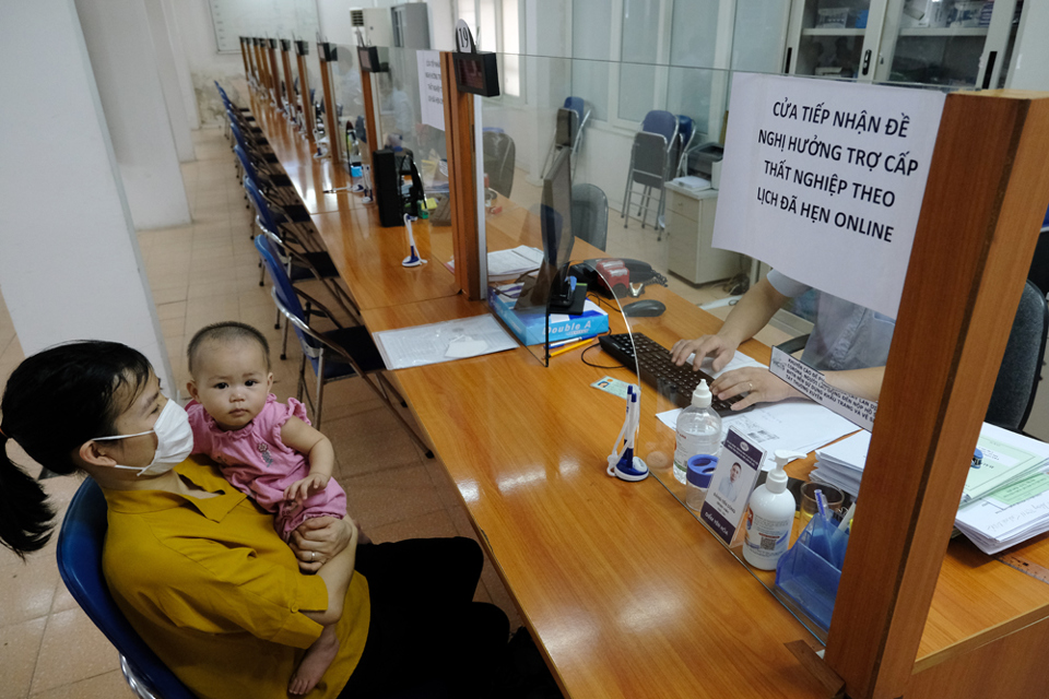 Hà Nội: Hàng trăm người xếp hàng từ sáng sớm làm thủ tục hưởng trợ cấp thất nghiệp - Ảnh 13