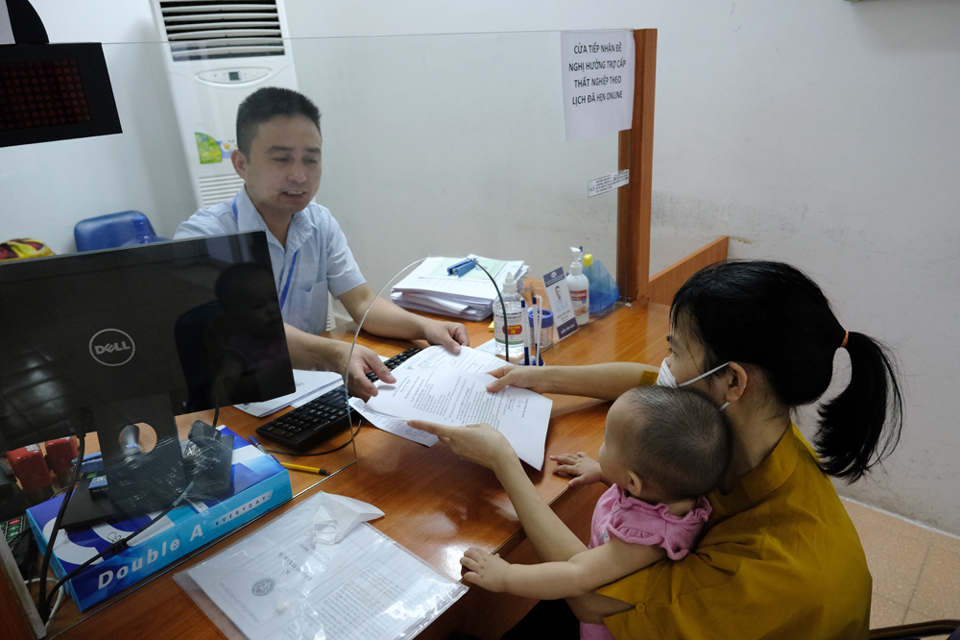 Hà Nội: Hàng trăm người xếp hàng từ sáng sớm làm thủ tục hưởng trợ cấp thất nghiệp - Ảnh 14
