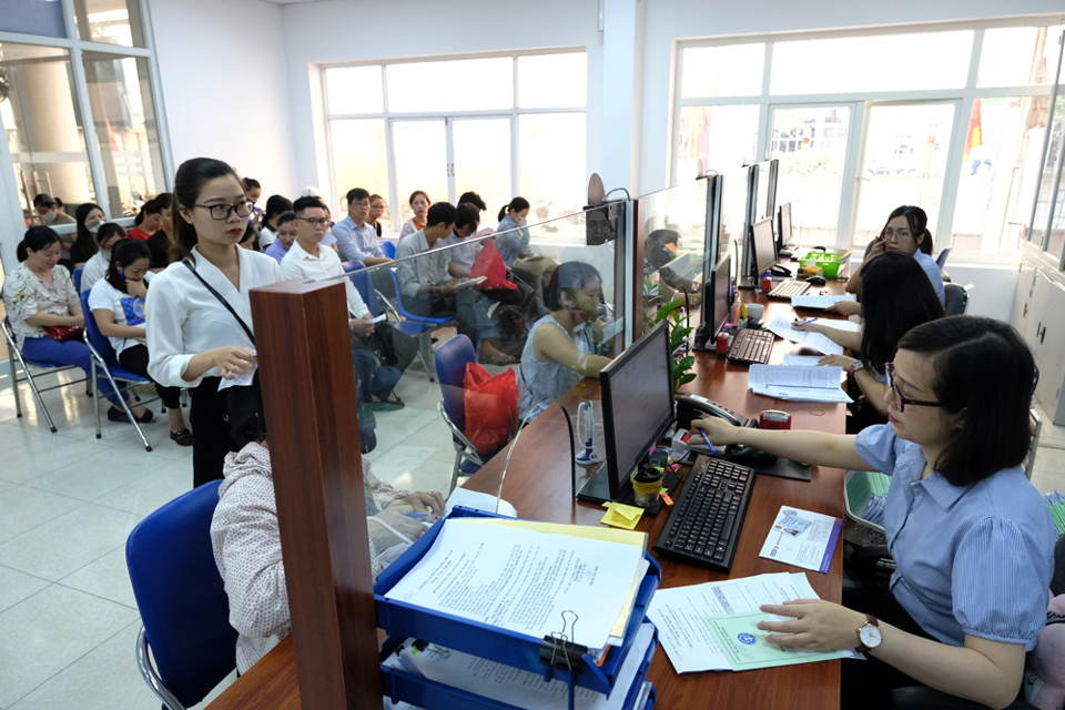 Hà Nội: Hàng trăm người xếp hàng từ sáng sớm làm thủ tục hưởng trợ cấp thất nghiệp - Ảnh 15