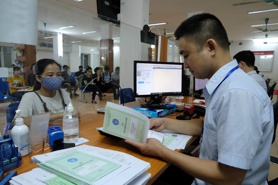 Hà Nội: Hàng trăm người xếp hàng từ sáng sớm làm thủ tục hưởng trợ cấp thất nghiệp - Ảnh 16