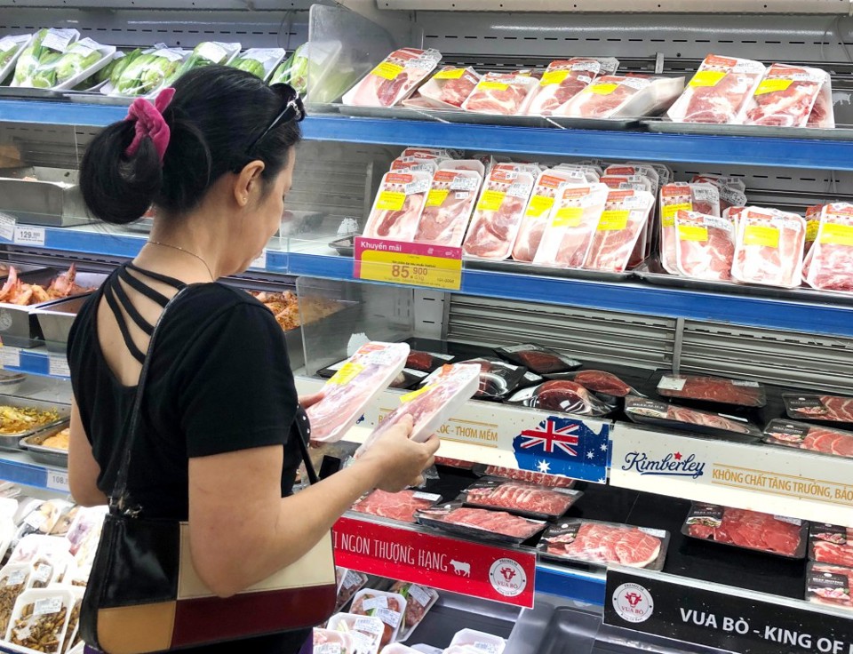 Giá thịt lợn chưa giảm: DN không thao túng nhưng tiểu thương khó mua được giá gốc - Ảnh 1