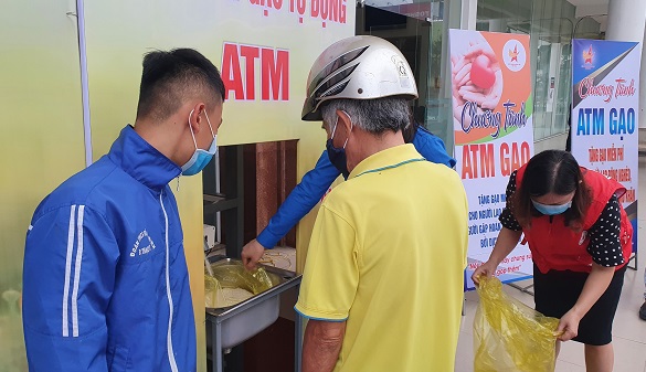 Hà Tĩnh: Cây ‘ATM gạo’ đầu tiên đến với những cảnh đời nghèo khó - Ảnh 2