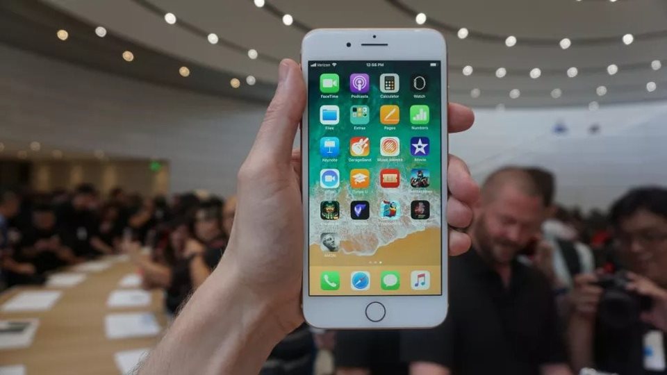 Apple sẽ ra tiếp một smartphone tầm trung - Ảnh 1